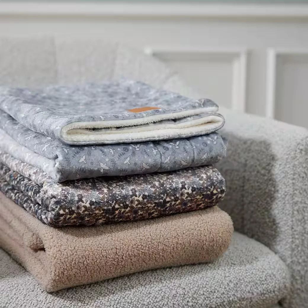 ELODIE Kinderdecke Pearl Velvet Blue Garden Kuscheldecke
