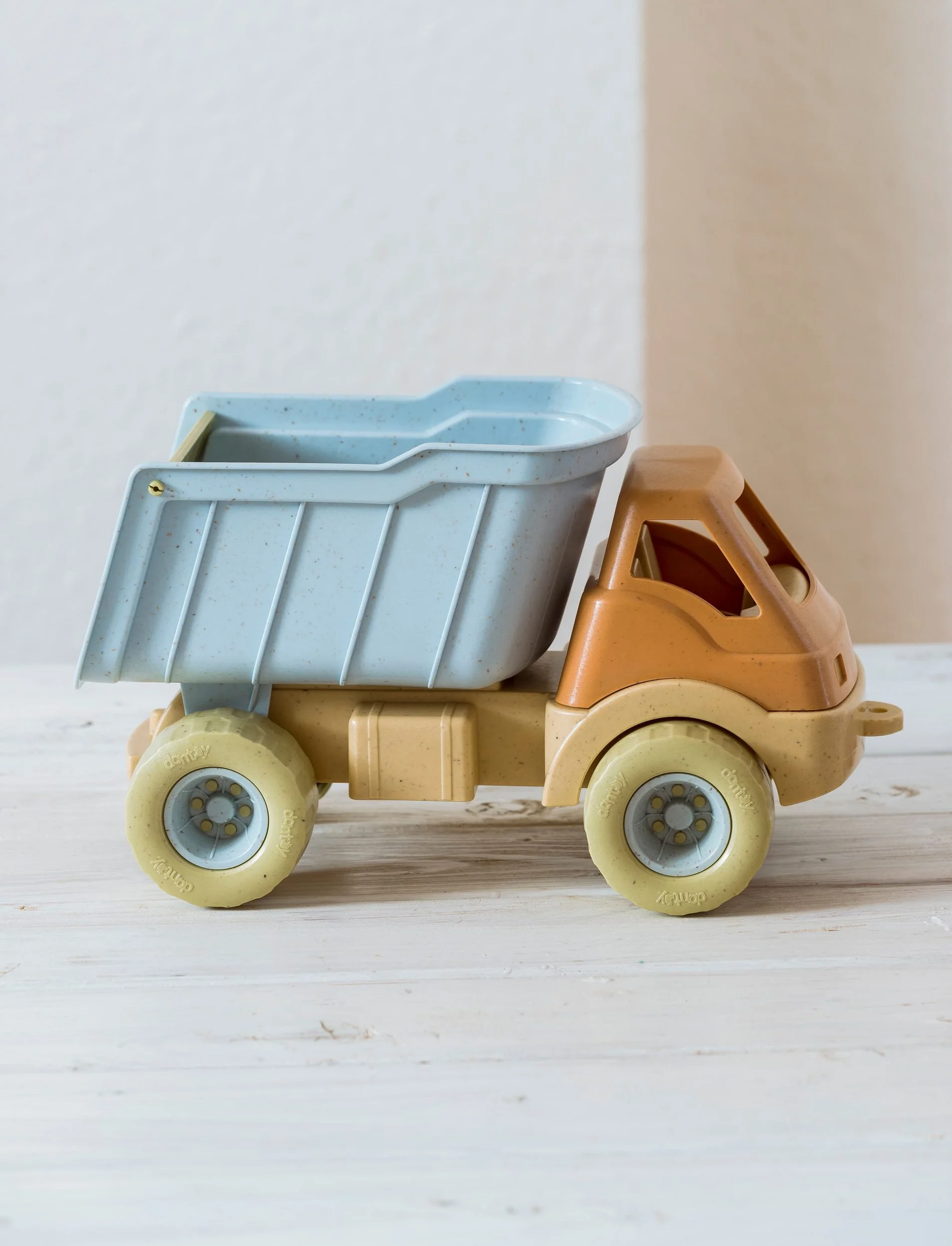 DANTOY Bio Sand-Kipplaster Spielzeug-LKW für den Sandkasten